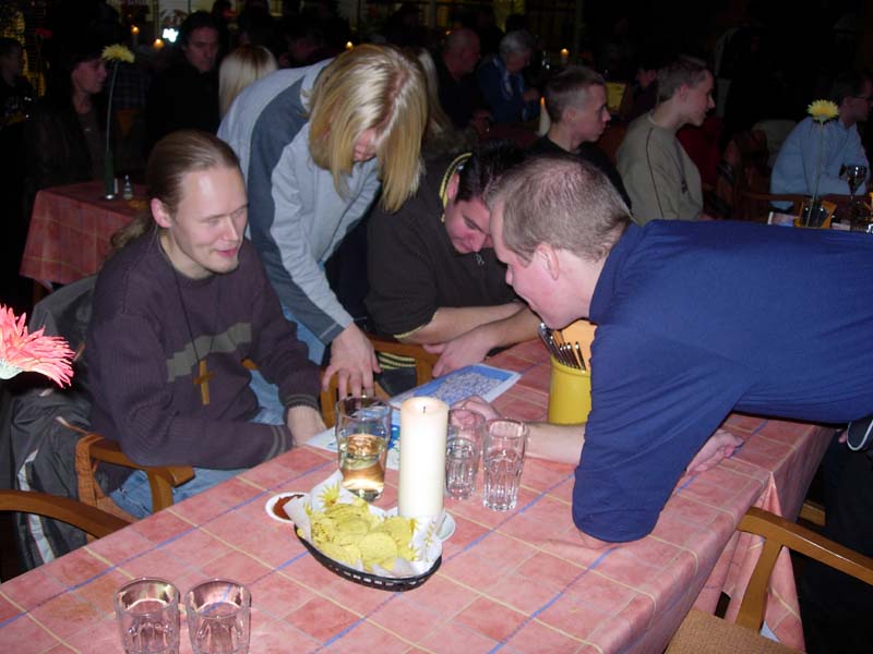 Eliezer, Dakkus, JackTheRipper and Jiipee72 looking at the dotmap.